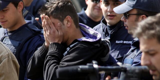 Χωρίς χαρτιά ένας στους τέσσερις μετανάστες