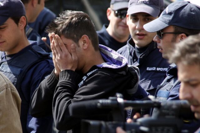 Χωρίς χαρτιά ένας στους τέσσερις μετανάστες