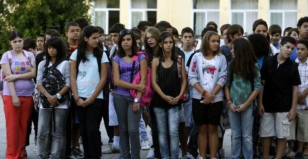 Αγιασμός με ελλείψεις σε εκπαιδευτικούς και βιβλία