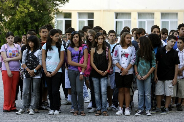 Αγιασμός με ελλείψεις σε εκπαιδευτικούς και βιβλία