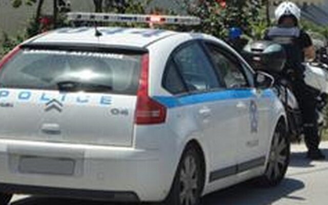 Ρομά εισέβαλαν σε Α.Τ. και χτύπησαν αστυνομικό