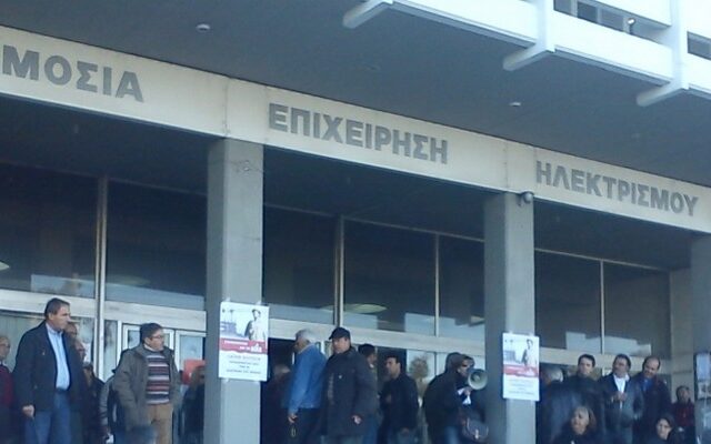 Απειλούσε να πέσει στο κενό έχοντας αγκαλιά τον διευθυντή της ΔΕΗ