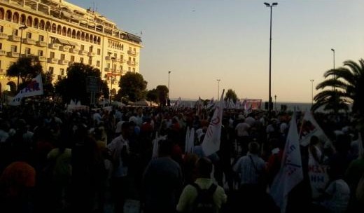 Live Blogging: Πέταξαν καρπούζια μπροστά στο χώρο της ΔΕΘ