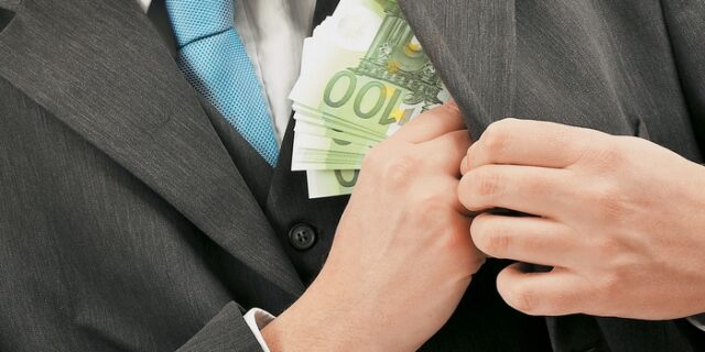 Με κυρώσεις απειλείται η Ελλάδα για τη χρηματοδότηση των κομμάτων