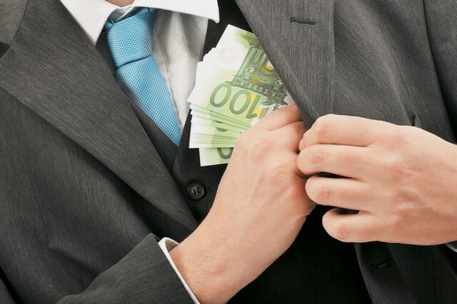 Με κυρώσεις απειλείται η Ελλάδα για τη χρηματοδότηση των κομμάτων
