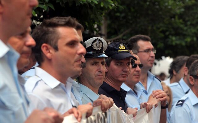 “Όχι” σε Στουρνάρα από πανεπιστημιακούς και ένστολους