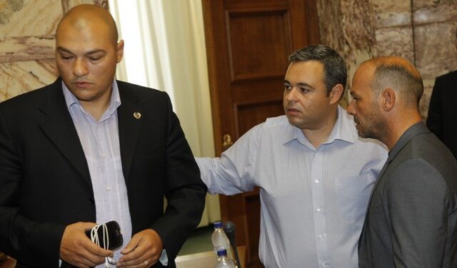 Η καταδίκη της ρατσιστικής βίας, οι Πόντιοι Πιλάτοι και το ραντεβού με τον κουρέα