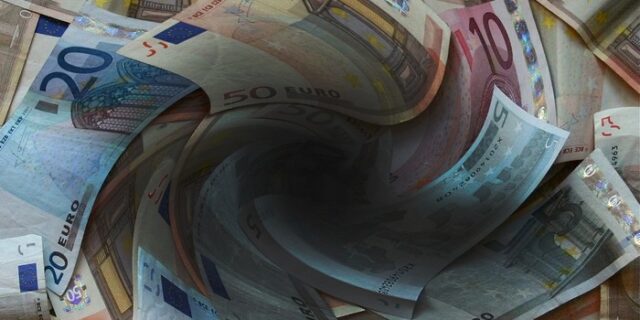 Στα 2 δισ. ευρώ η “τρύπα” στα έσοδα