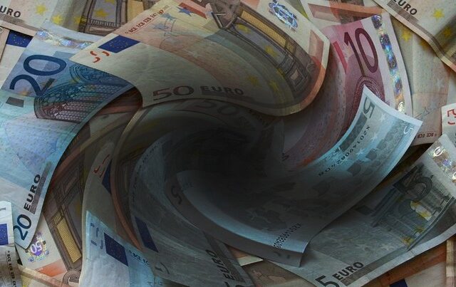 Στα 2 δισ. ευρώ η “τρύπα” στα έσοδα