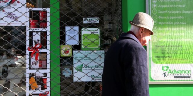 Κατεβάζουν ρολά τα φαρμακεία