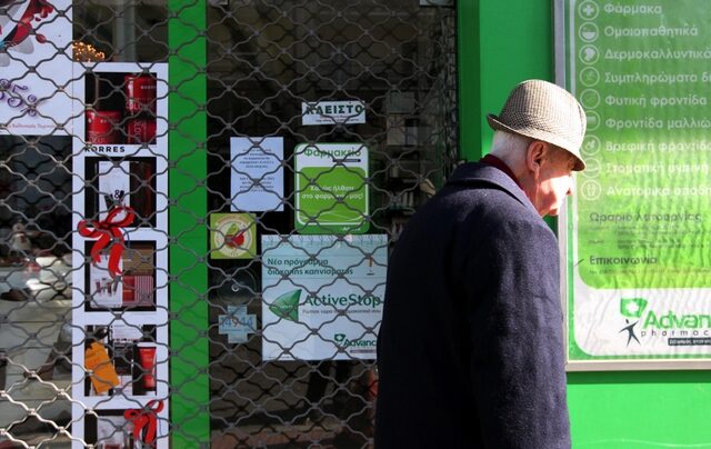 Κατεβάζουν ρολά τα φαρμακεία