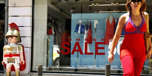 Στο στόχαστρο της τρόικας το ωράριο των καταστημάτων