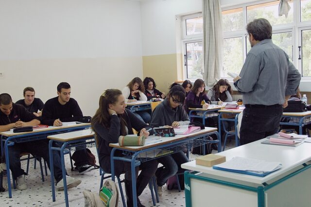 Παιδεία: Αύξηση ωρών για τους μόνιμους, τέλος οι αναπληρωτές