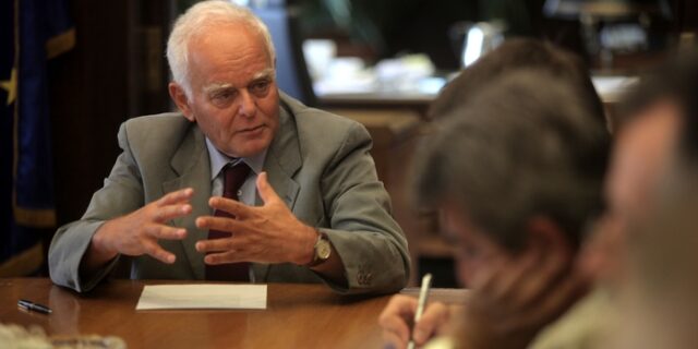 Υπ. Διοικ. Μεταρρύθμισης: Δε δεχόμαστε τις απειλές της τρόικας για απολύσεις