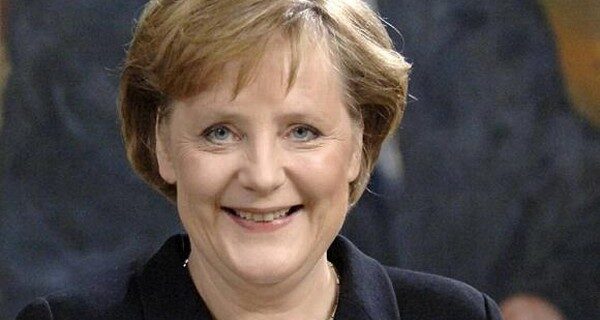 Spiegel: “Η Μέρκελ θέλει να κρατήσει την Ελλάδα στην ευρωζώνη”