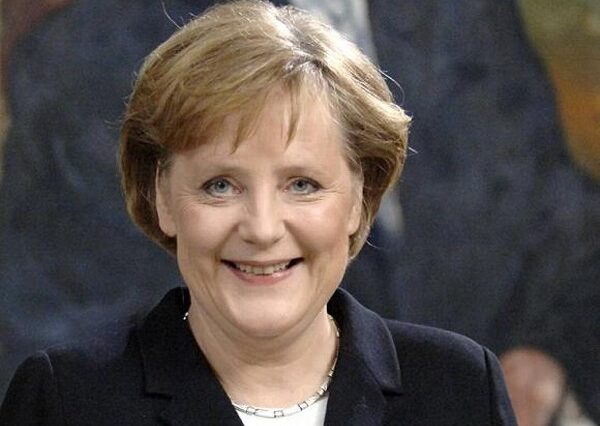 Spiegel: “Η Μέρκελ θέλει να κρατήσει την Ελλάδα στην ευρωζώνη”