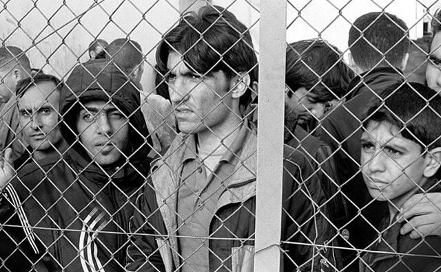 ΚΕΕΡΦΑ: Βασανισμοί με ηλεκτροσόκ και ξυλοδαρμοί στα Κέντρα Κράτησης Μεταναστών