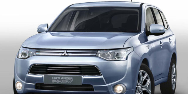 Mitsubishi Outlander PHEV. Δίνει ραντεβού στο Παρίσι