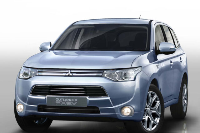 Mitsubishi Outlander PHEV. Δίνει ραντεβού στο Παρίσι