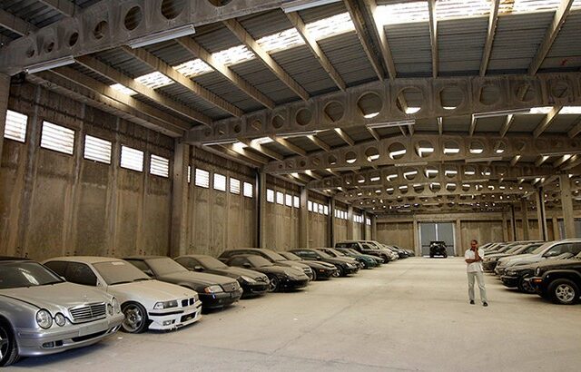 Guardian: ”Porsche σαπίζουν στις μάντρες του ελληνικού Δημοσίου”