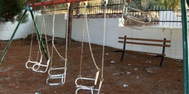 Νεαροί έδειραν άνδρα που τους έκανε παρατήρηση και έκαψαν σχολείο