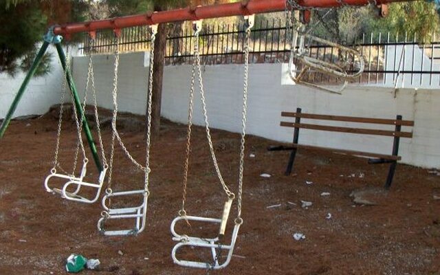 Νεαροί έδειραν άνδρα που τους έκανε παρατήρηση και έκαψαν σχολείο
