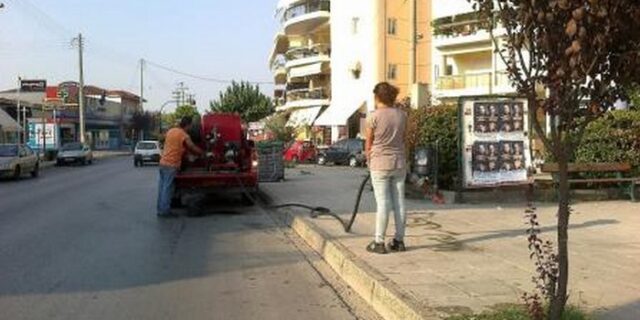Πυροσβεστικά οχήματα…πλένουν πλατείες και ποτίζουν λουλούδια