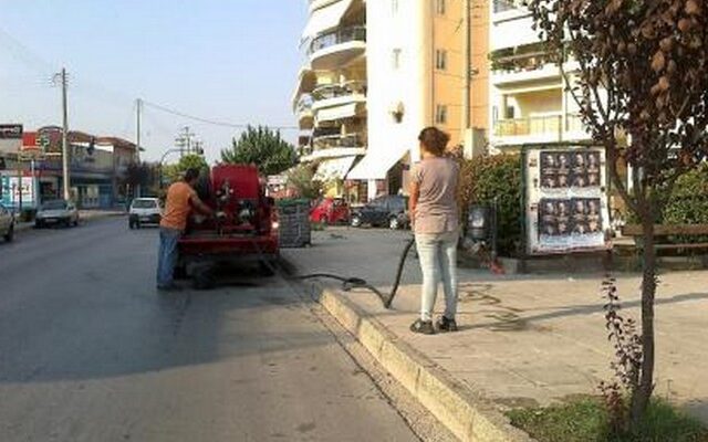 Πυροσβεστικά οχήματα…πλένουν πλατείες και ποτίζουν λουλούδια