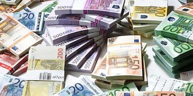 Προσπάθησε να καταθέσει 18.500 ευρώ σε πλαστά χαρτονομίσματα!