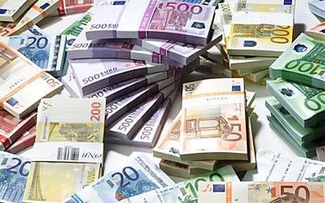 Προσπάθησε να καταθέσει 18.500 ευρώ σε πλαστά χαρτονομίσματα!