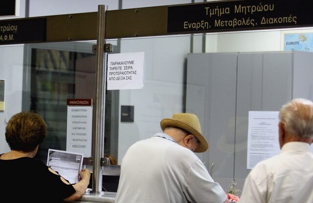 Κράτος αναλγησίας. Ακόμα και σε ανάπηρους θα κοπεί το ΕΚΑΣ σε δικαιούχους κάτω των 65 ετών