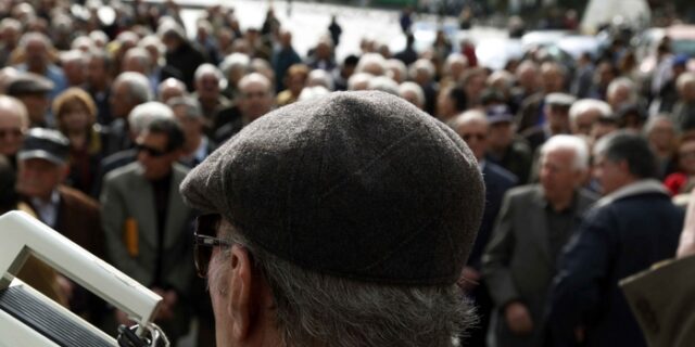 Μισός μισθός και επιδόματα μέχρι να βγει η σύνταξη