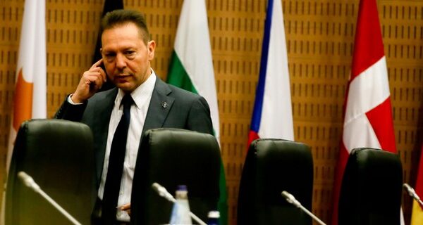 Παραδοχή Στουρνάρα για έλλειμμα εκτός προβλέψεων