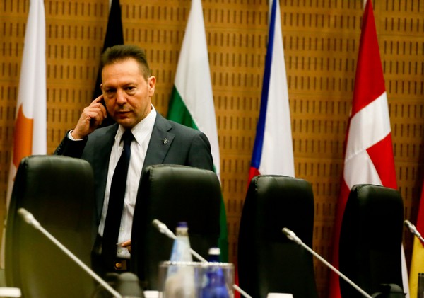 Παραδοχή Στουρνάρα για έλλειμμα εκτός προβλέψεων