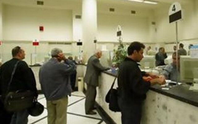 Διευθυντής τράπεζας σε σπείρα που σήκωνε χρήματα από λογαριασμό νεκρού