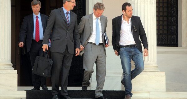 Σκληρό παζάρι με τη τρόικα: Επιμένουν σε εξαήμερη εργασία και μείωση αποζημιώσεων