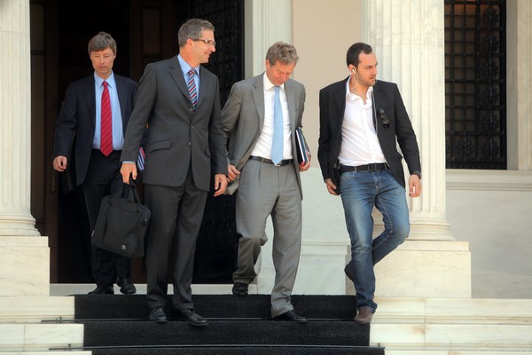 Σκληρό παζάρι με τη τρόικα: Επιμένουν σε εξαήμερη εργασία και μείωση αποζημιώσεων