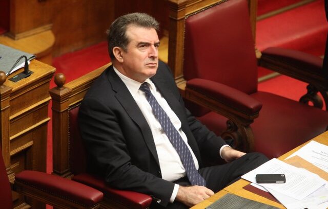 Αιμορραγεί το ΠΑΣΟΚ: Αποχώρησε εκνευρισμένος από τη συνεδρίαση ο Χρυσοχοΐδης
