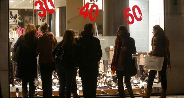 Εκπτώσεις τέσσερις φορές το χρόνο από τα εμπορικά καταστήματα
