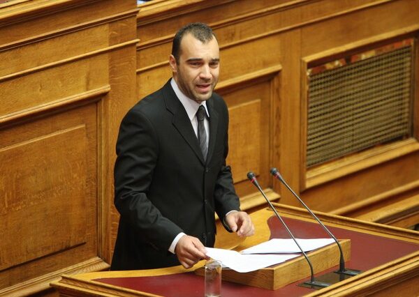 Μετά τους μικρούς μαθητές η Χρυσή Αυγή ζητά και απογραφή φοιτητών