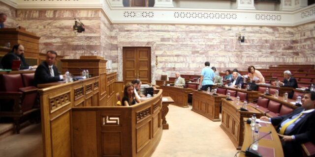 Βολές και κριτική στη συζήτηση για το προσχέδιο του προϋπολογισμού