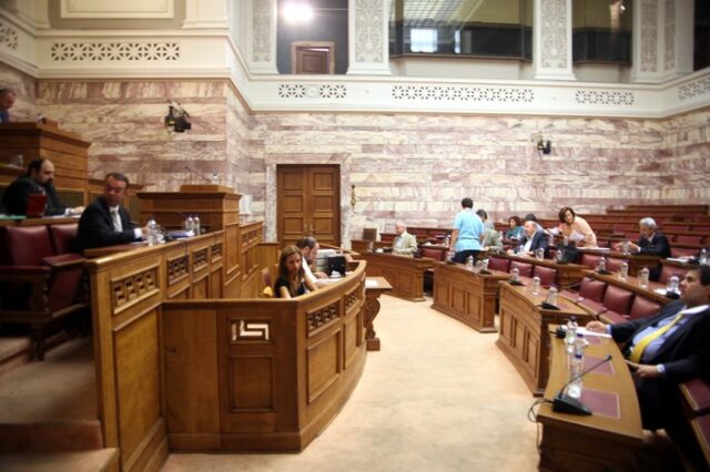 Βολές και κριτική στη συζήτηση για το προσχέδιο του προϋπολογισμού
