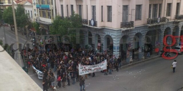 Ελεύθεροι οι 4 αντιεξουσιαστές των επεισοδίων της Πάτρας – Επευφημίες από συγκεντρωμένους