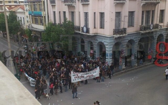 Ελεύθεροι οι 4 αντιεξουσιαστές των επεισοδίων της Πάτρας – Επευφημίες από συγκεντρωμένους