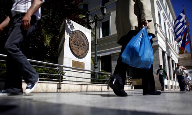 FT: Η τρόικα οδηγεί την Ελλάδα στη δραχμή