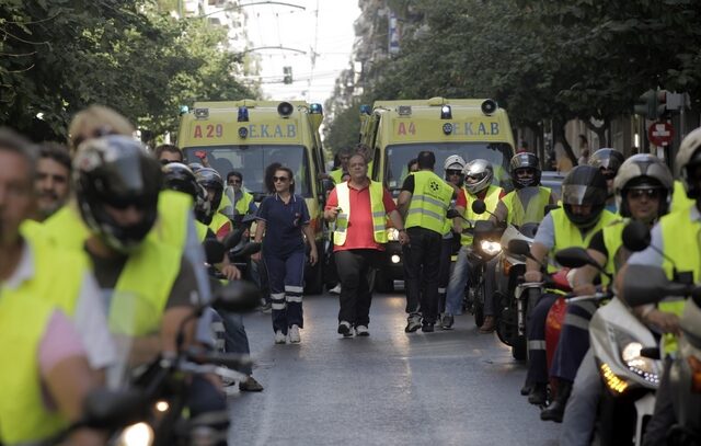 ΕΚΑΒ σε υπ. Υγείας για μετατάξεις: Αυτή η πολιτική παράγει θάνατο