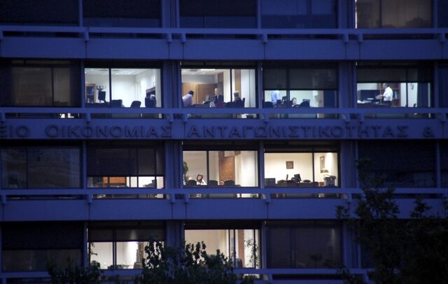 Αγώνας δρόμου για συμφωνία και εκταμίευση δόσης