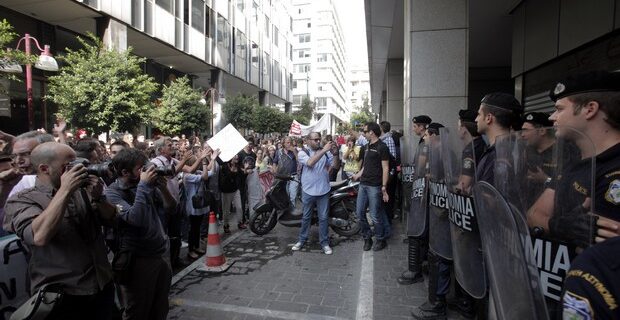 Μαθητές αποδοκίμασαν τον Στουρνάρα – Πέταξαν μπουκάλια σε ΜΑΤ