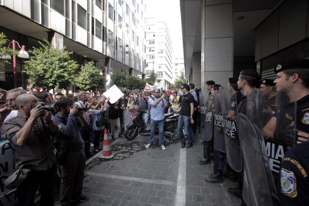 Μαθητές αποδοκίμασαν τον Στουρνάρα – Πέταξαν μπουκάλια σε ΜΑΤ