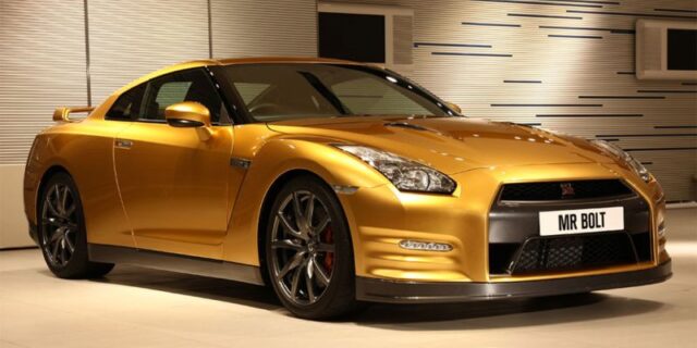 Gold Nissan GT R. Με την υπογραφή του Γιουσέιν Μπολτ.